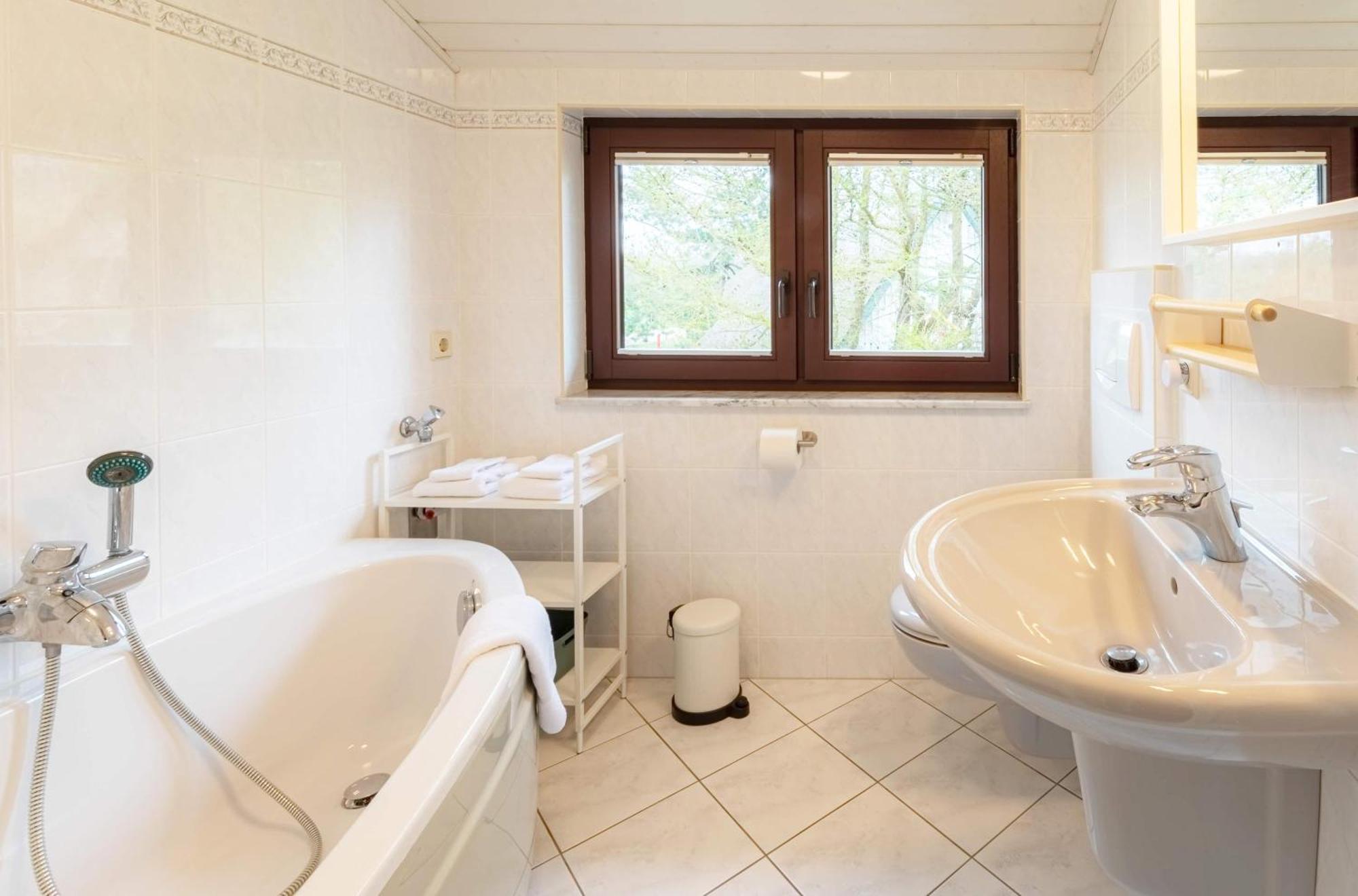 Ferienhaus "Bunter Fisch" - Direkt Am Deich, Stranduebergang 19 オストゼーバート・ディアーハーゲン エクステリア 写真